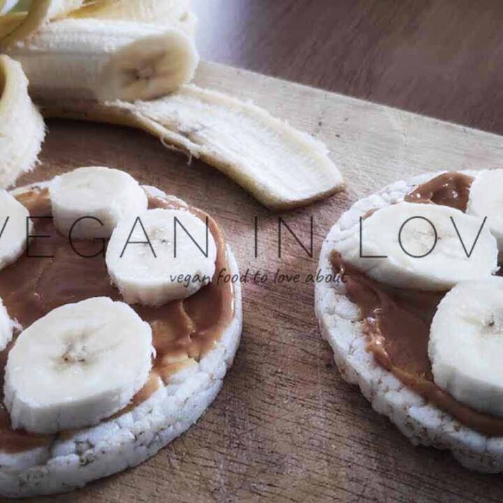 Banana and peanut butter on rice cakes