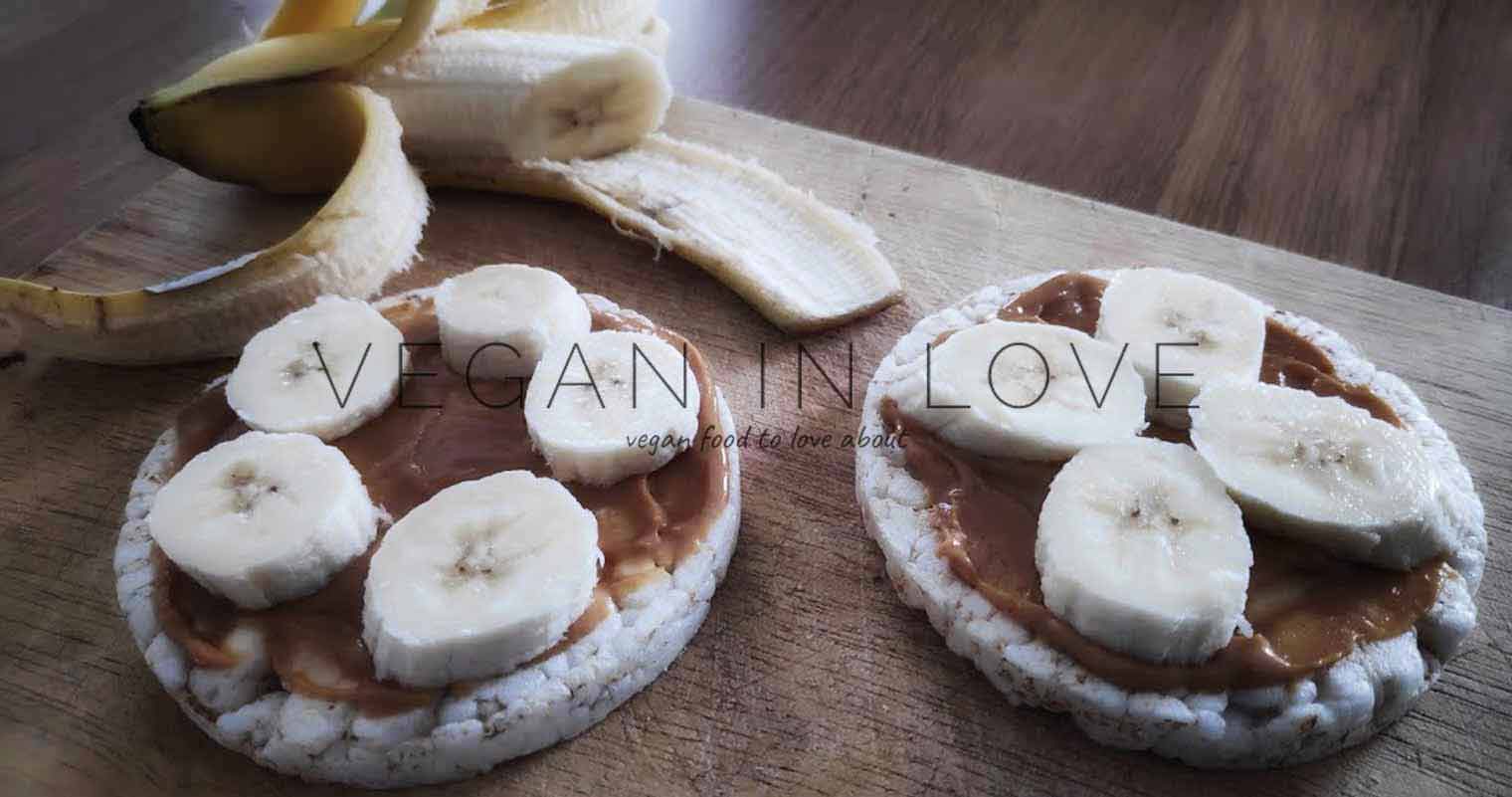 BANANA AND PEANUT BUTTER ON RICE CAKES