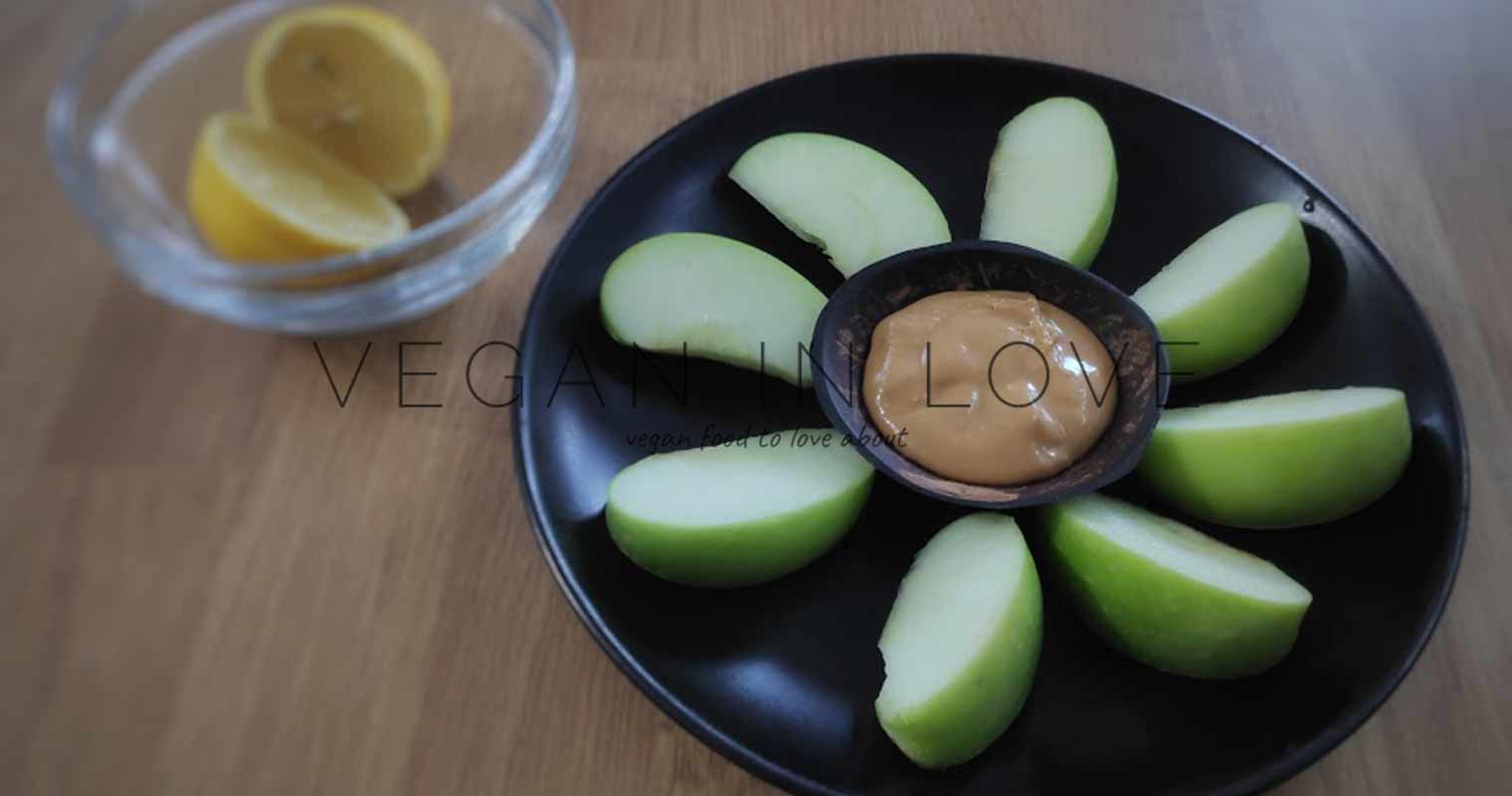 GREEN APPLE WITH PEANUT BUTTER