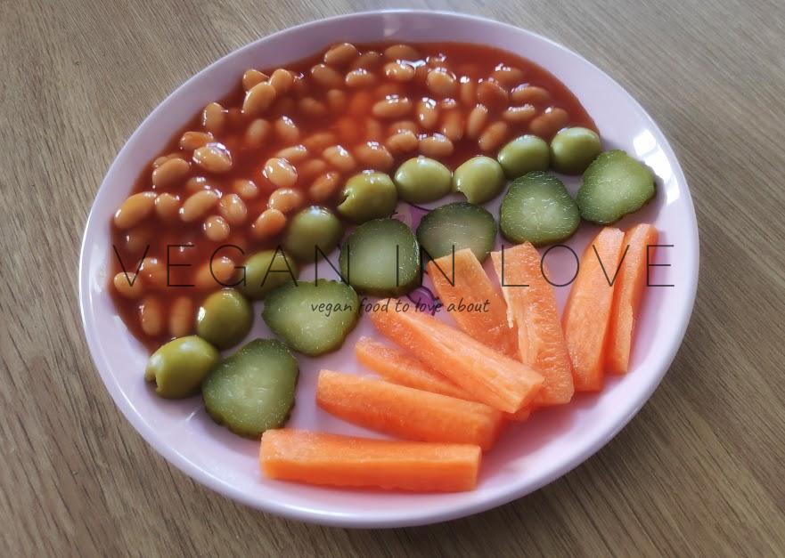 BAKED BEANS AND RAW VEGETABLES
