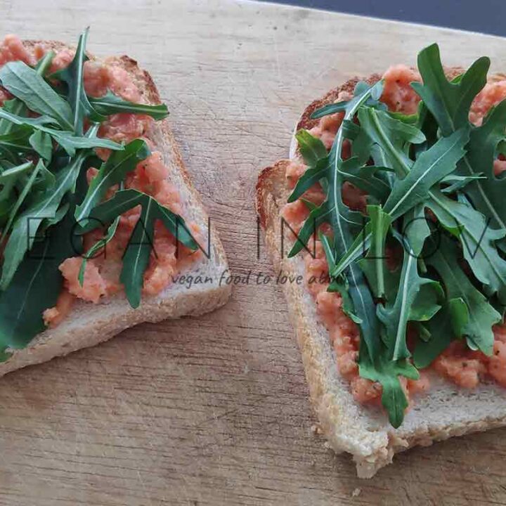 Tomato salsa and wild rocket on bread