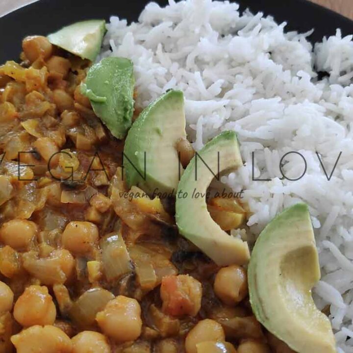 CURRY WITH AVOCADO