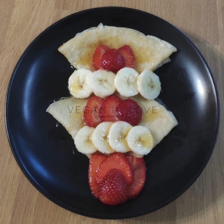 Strawberries and bananas crepes