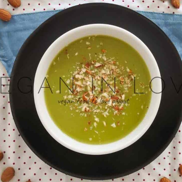 Broccoli soup with almonds