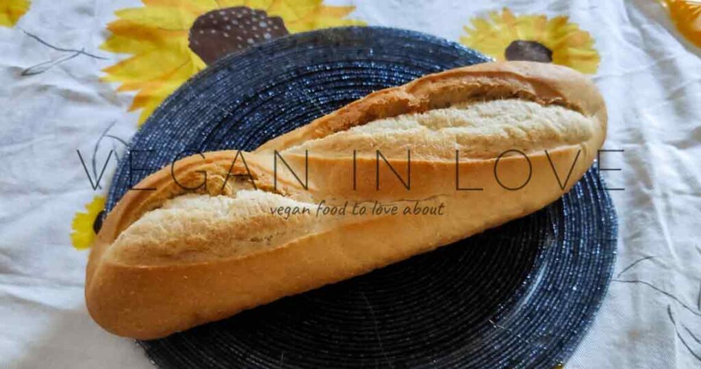 Esta tostada francesa sin huevos es muy fácil y rápida de hacer. Este desayuno vegano también es ideal para niños, ya que no contiene azúcar (refinado).