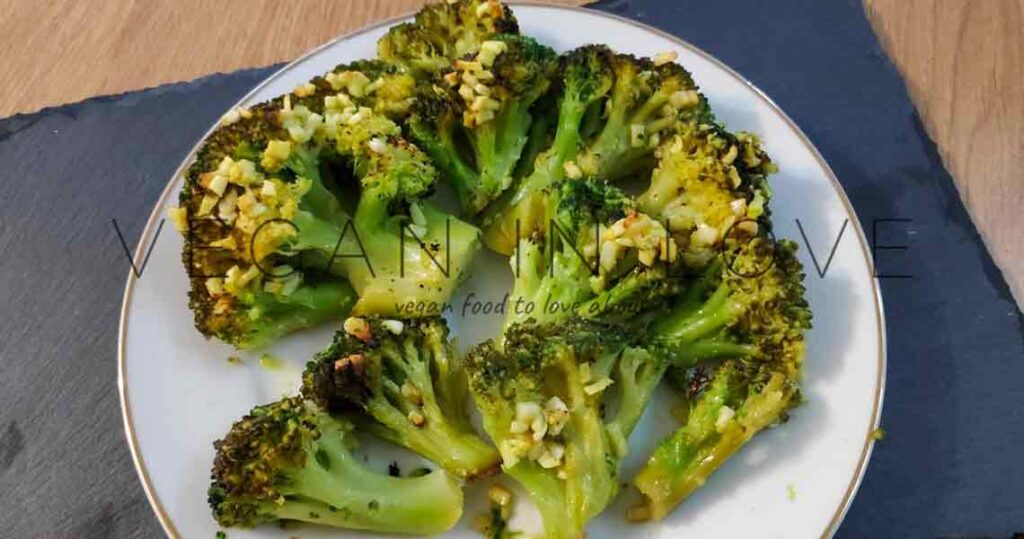 Deliciosa guarnición de brócoli al horno y ajo súper saludables. Siga las fáciles instrucciones paso a paso para esta receta vegana rápida y nutritiva.
