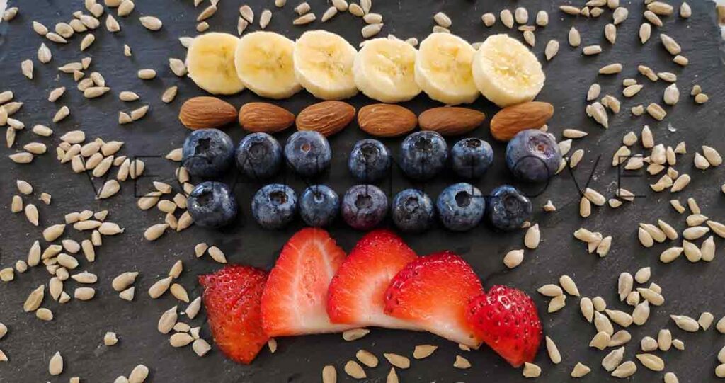 Súper fácil y rápido de hacer, saludable desayuno vegano con yogurt. Este delicioso desayuno sin gluten lo puedes disfrutar con tus frutas y nueces favoritas.
