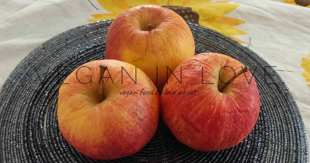 Súper fácil y sencilla de hacer esta compota de manzana con manzanas maduras. Esta receta es ideal para reducir el desperdicio de alimentos y solo tiene 3 ingredientes fáciles de encontrar.
