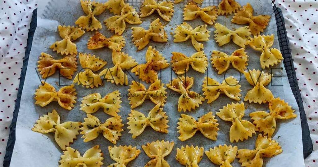Super easy, simple, and affordable pasta chips to prepare and enjoy as a great snack at parties or when watching a movie. Enjoy this recipe with sauces and dips
