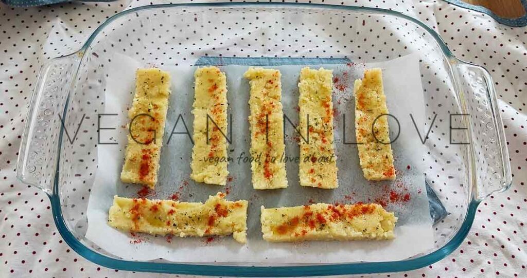 These crispy-baked polenta fries are made with simple & cheap ingredients. Enjoy this yummy recipe as a snack, side dish, starter, or together with a main dish. 
