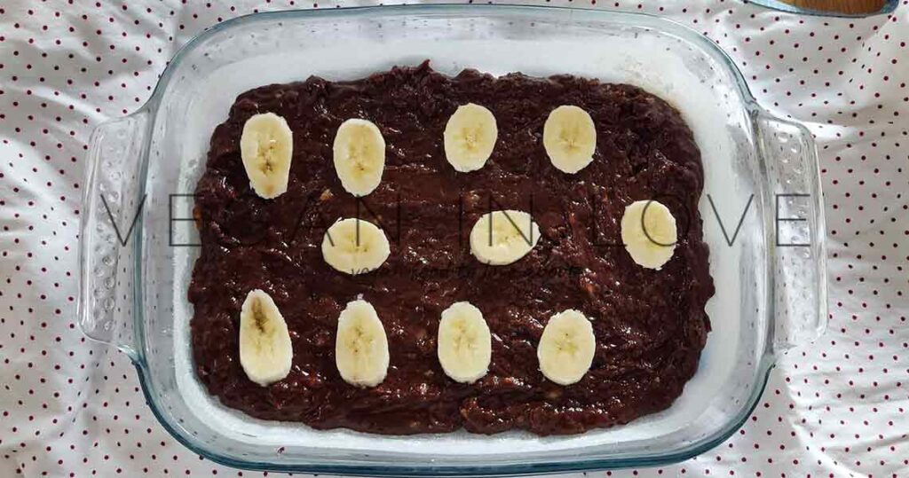 Deliciosa receta casera de brownies de plátano elaborados con bananas maduras. Estos brownies veganos son super fáciles de hacer puedes disfrutarlos en el desayuno o como postre