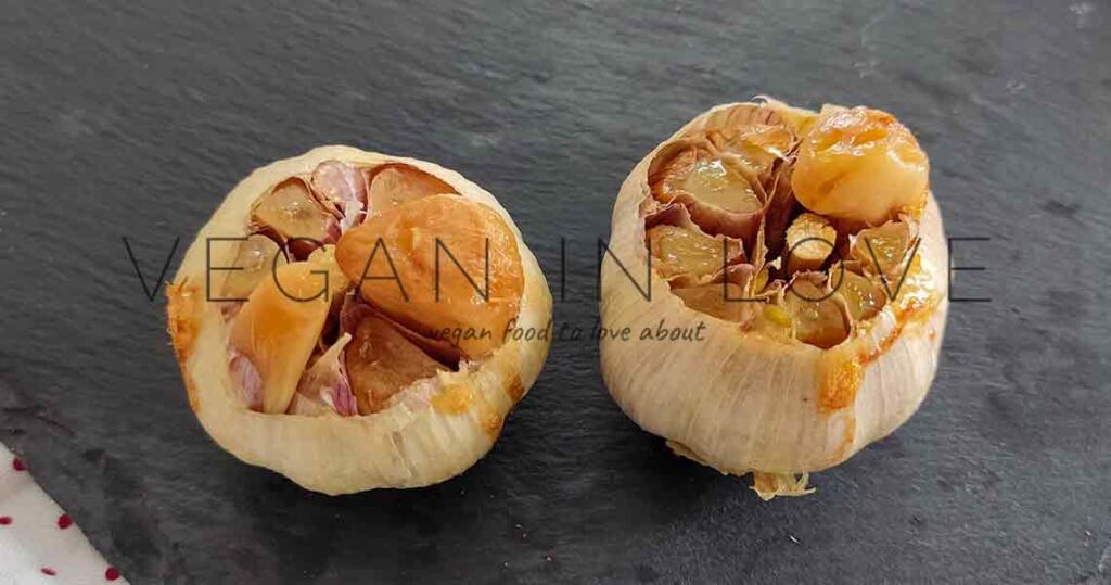 Delicious, simple, and super easy to make this roasted garlic recipe. This is a great recipe to enjoy with many dishes, also you can eat it as a paste or spread
