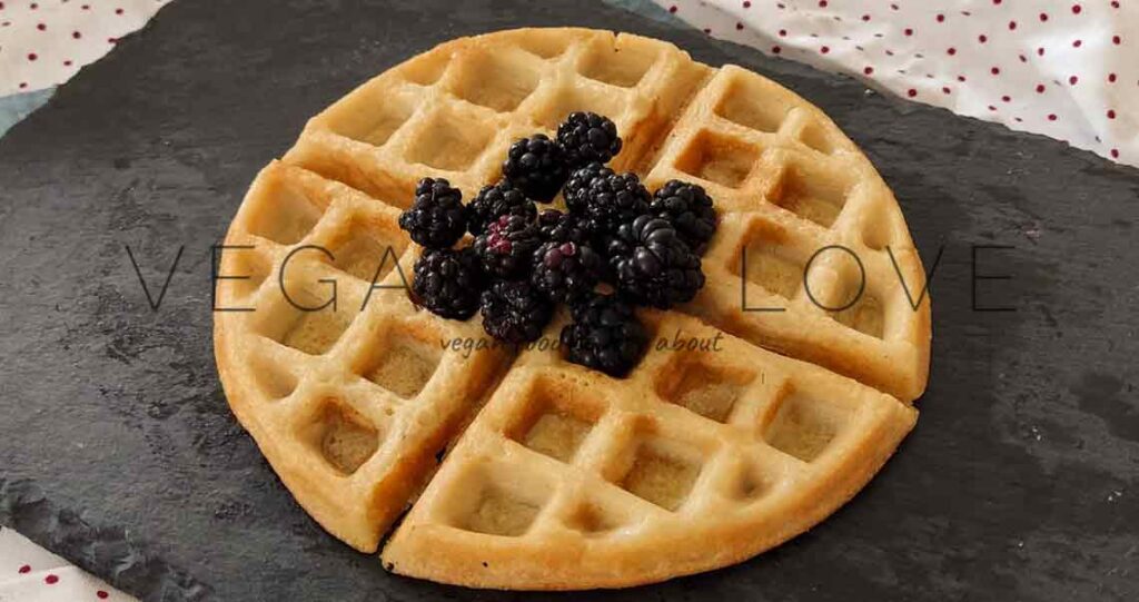 Delicious, light and super easy to make this vegan waffles recipe. With just a few ingredients you can prepare this great recipe for breakfast or as a dessert.