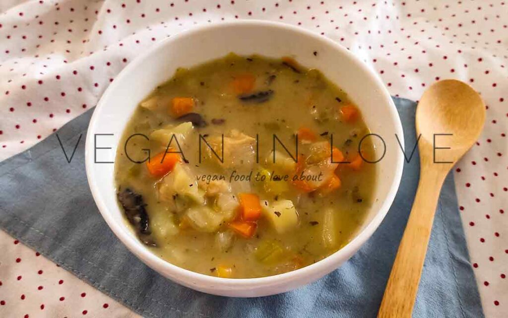 Sopa belga Waterzooi cálida, reconfortante y deliciosa. Receta ideal para el invierno y los días fríos. Puedes disfrutarla como entrada o como plato principal.