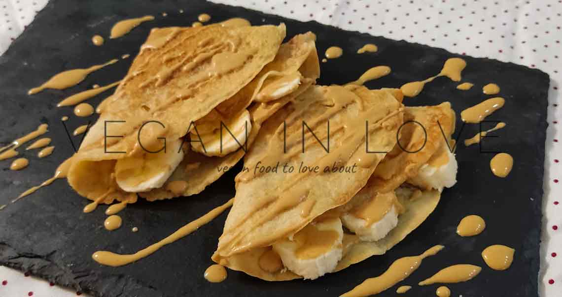 PANQUEQUE CON BANANA Y MANTEQUILLA DE MANI