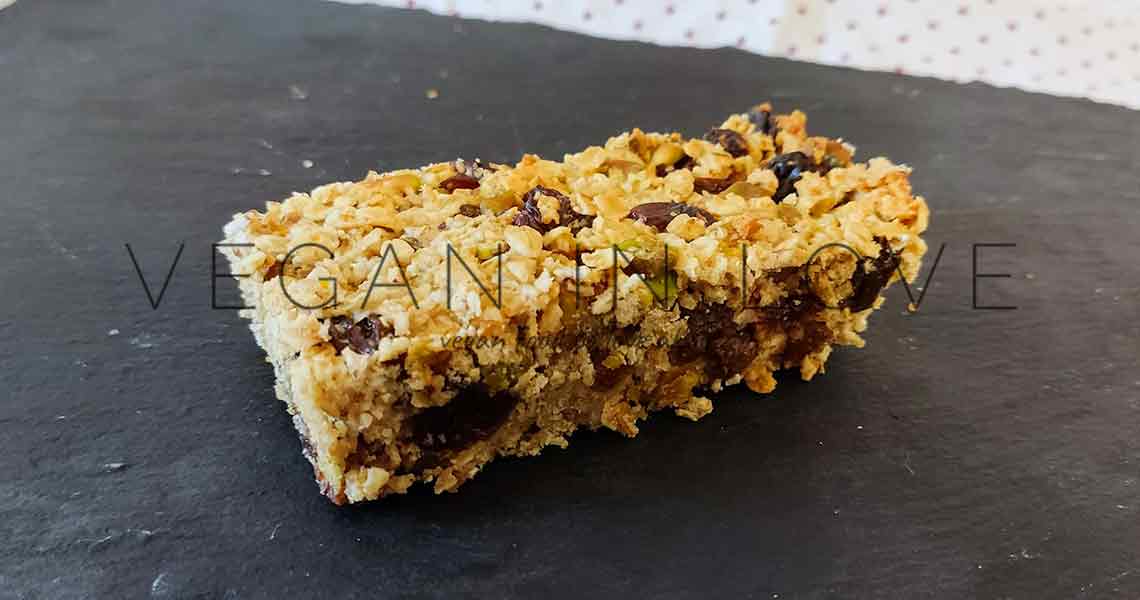 Barritas de avena, almendra y coco. Receta de cocina fácil