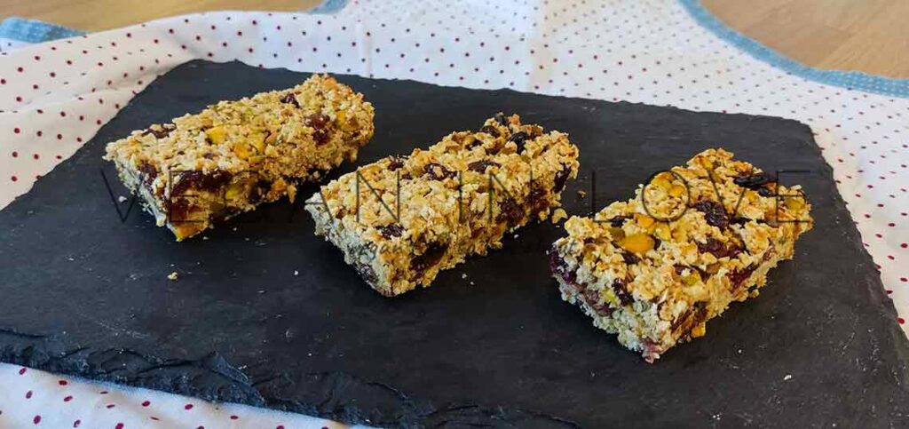 This healthy vegan granola bar recipe it's also delicious & gluten-free. Enjoy this easy-to-make soft & chewy granola bar for breakfast or as a nutritious snack