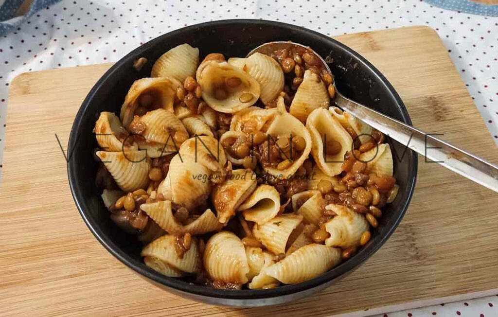 Delicious, healthy, and oil-free lentil bolognese recipe easy and simple to make. Enjoy this great vegan main dish with a fresh and nutritious green salad.