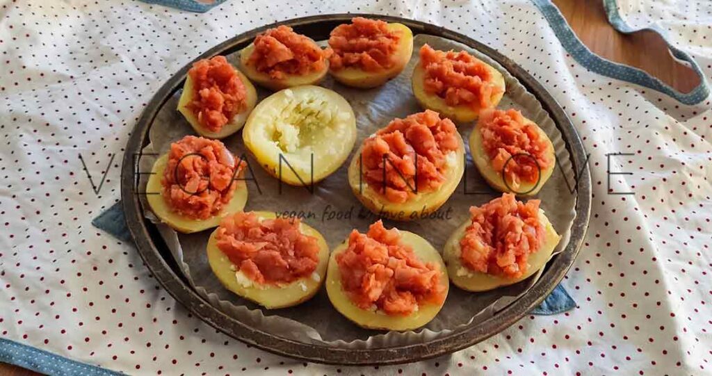 These quick and easy-to-make loaded potato skins are oil-free and gluten-free. Enjoy this delicious vegan recipe as an excellent and affordable starter.