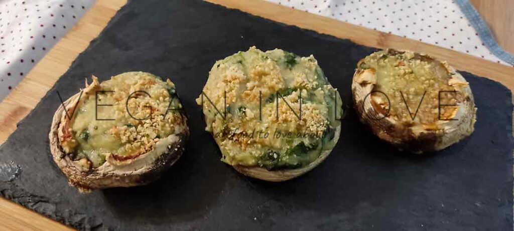 Healthy spinach stuffed mushrooms vegan recipe, ideal as a appetizer/starter or as a side dish. This creamy and rich vegan recipe is also gluten and dairy-free.