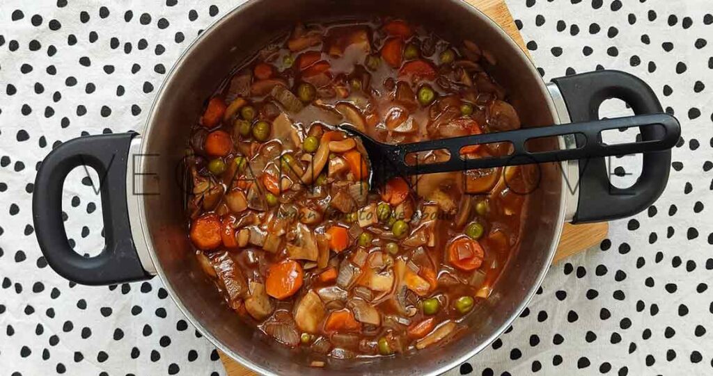 Warm, filling, and comforting vegan mushroom bourguignon with potato cauliflower mash made of delicious and healthy ingredients. Enjoy this hearty meal today!