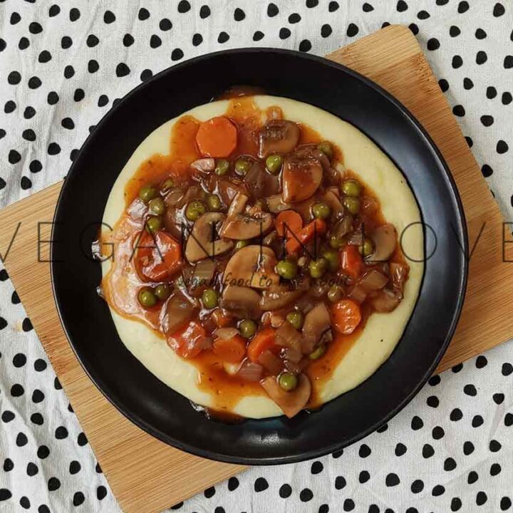 VEGAN  MUSHROOM BOURGUIGNON WITH POTATO CAULIFLOR MASH