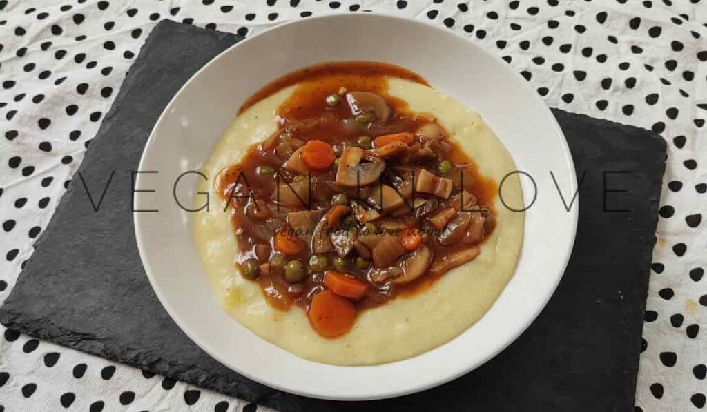 Warm, filling, and comforting vegan mushroom bourguignon with potato cauliflower mash made of delicious and healthy ingredients. Enjoy this hearty meal today!