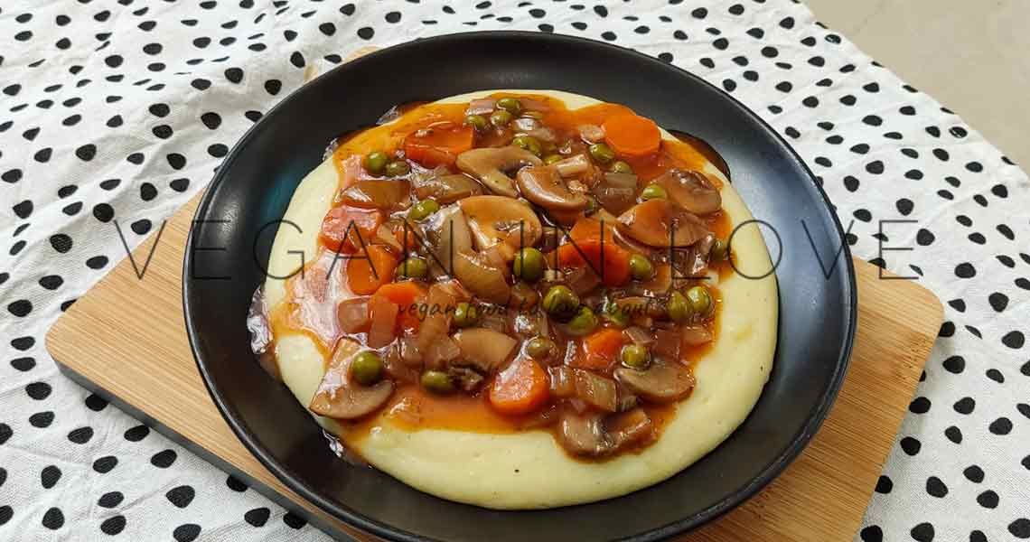 VEGAN MUSHROOM BOURGUIGNON WITH POTATO CAULIFLOWER MASH