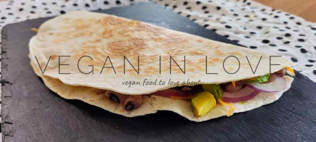 Delicious and super easy to make these vegan quesadillas. Ideal to eat at parties and family gatherings where everyone can make their own quesadilla version.