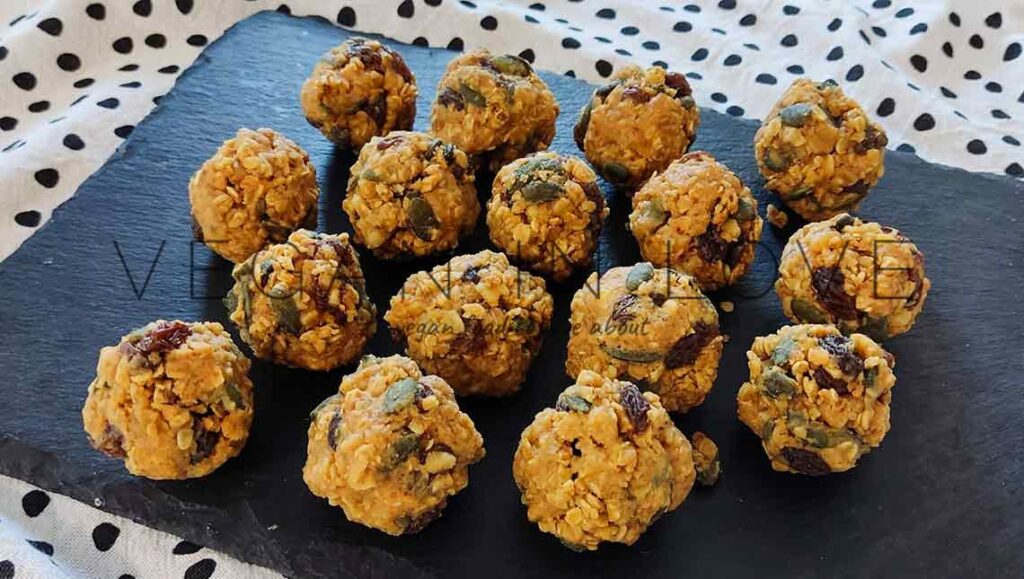 Delicious, healthy, and easy-to-make this energy balls no bake. Also, this refined sugar-free recipe is great as a snack to take to work or eat at school.