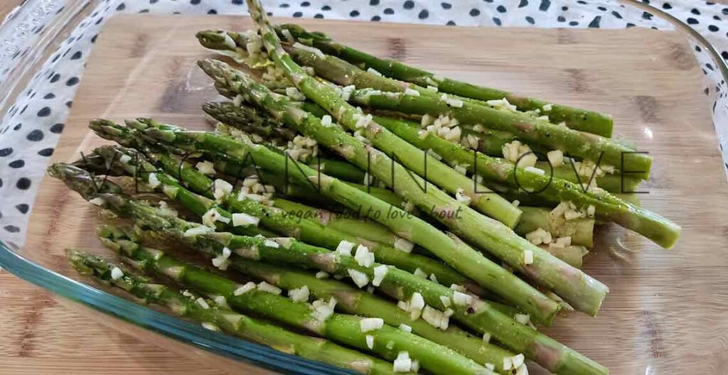 Quick, easy, and delicious roasted asparagus with garlic recipe. This nutritious recipe with a few ingredients can be enjoyed as a side dish or a starter.