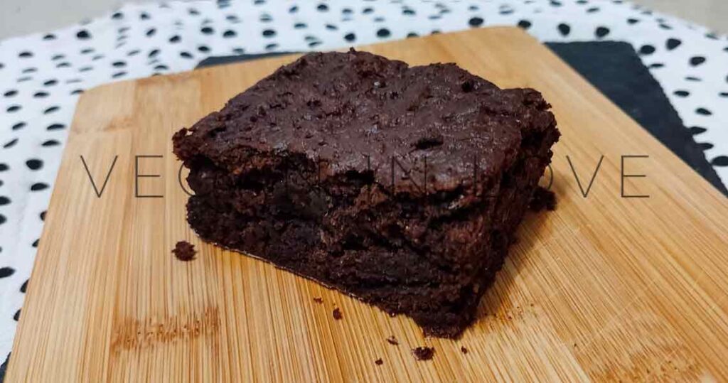 Fudgy, moist, rich, and easy to make these sweet potato brownies. This chocolatey recipe is ideal as a dessert with tea or coffee as well as for breakfast.