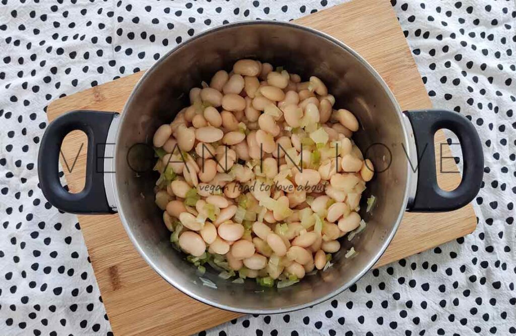 Esta receta de sopa cremosa de porotos blancos es rica, ligera, nutritiva y asequible. Disfruta de esta sopa sencilla y fácil de hacer como entrante reconfortante o como plato principal.