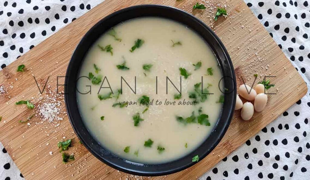 Esta receta de sopa cremosa de porotos blancos es rica, ligera, nutritiva y asequible. Disfruta de esta sopa sencilla y fácil de hacer como entrante reconfortante o como plato principal.