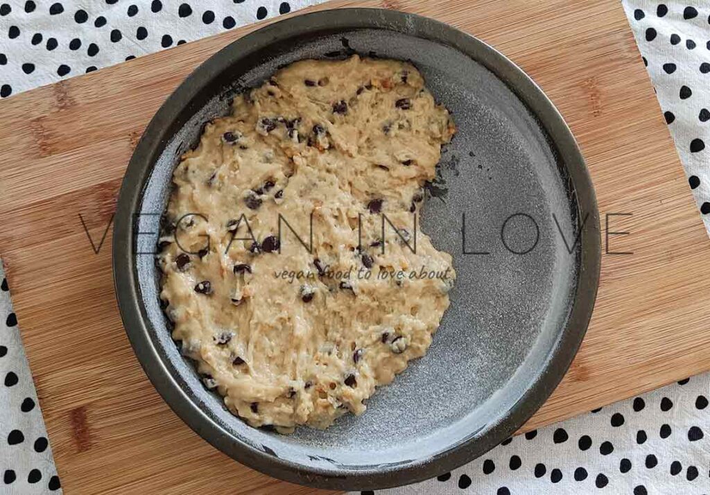 Este cookie cake gigante es un delicioso postre o como pastel de cumpleaños. Necesitarás ingredientes sencillos y fáciles de encontrar para esta rica delicia.