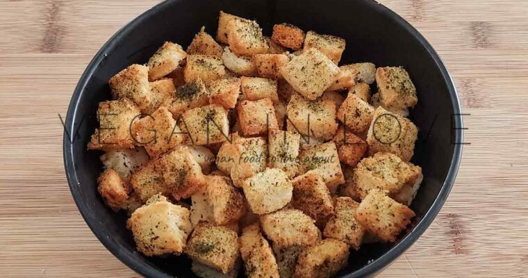 EASY HOMEMADE GARLIC VEGAN CROUTONS RECIPE – BAKED