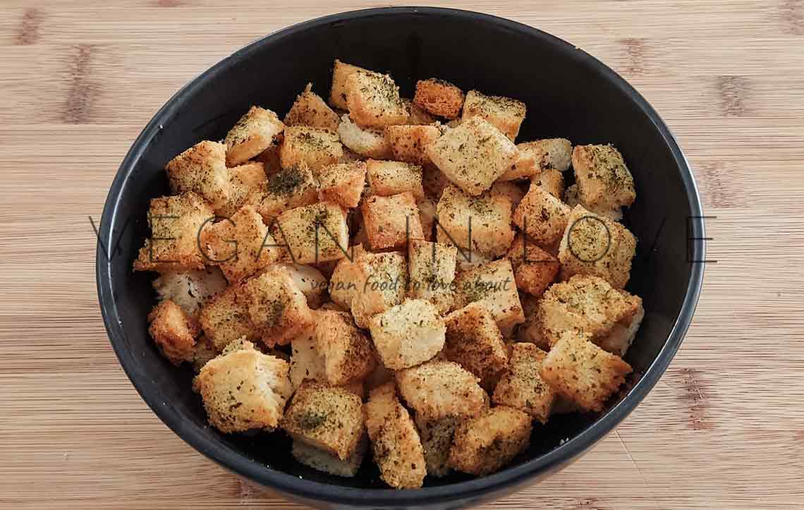 EASY HOMEMADE GARLIC VEGAN CROUTONS RECIPE – BAKED