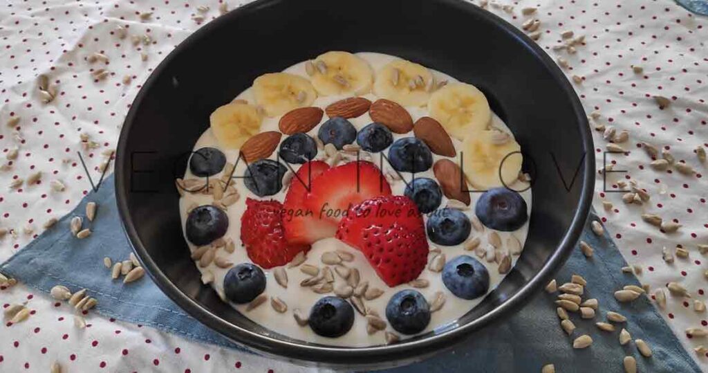 receta para el desayuno con yogurt y frutas