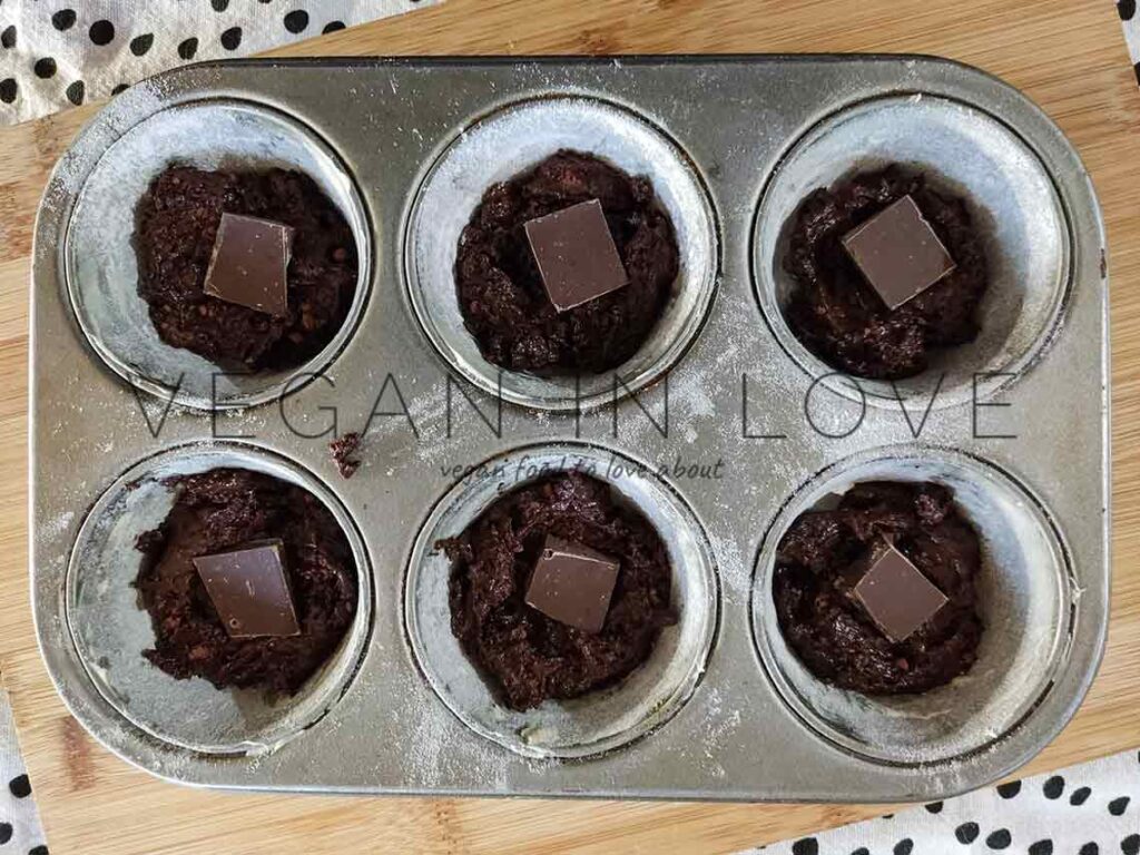 receta vegana de volcán de chocolate con ingredientes simples